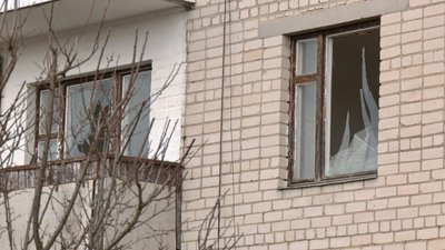 вибиті вікна, потріскані шиби вибиті вікна, потріскані шиби