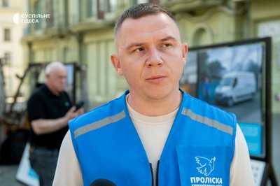 Пошкоджені авто, дрони та уламки: в Одесі відкрили виставку про атаки на гуманітарні місії Пошкоджені авто, дрони та уламки: в Одесі відкрили виставку про атаки на гуманітарні місії