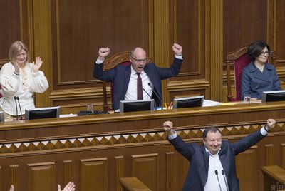 Голова Верховної Ради Андрій Парубій (в центрі) зі своїми заступниками та головою комітету Княжицьким радіють ухваленню закону про мову, Київ, 25 квітня 2019 року. Рада тоді ухвалила закон "Про забезпечення функціонування української мови як державної" Голова Верховної Ради Андрій Парубій (в центрі) зі своїми заступниками та головою комітету Княжицьким радіють ухваленню закону про мову, Київ, 25 квітня 2019 року. Рада тоді ухвалила закон "Про забезпечення функціонування української мови як державної"