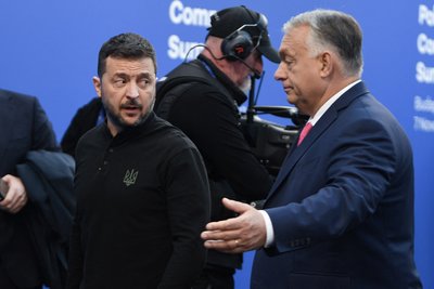 Прем'єр-міністр Угорщини Віктор Орбан (праворуч) зустрічає президента України Володимира Зеленського під час його прибуття на саміт Європейської політичної спільноти в Будапешті, 7 листопада 2024 року Прем'єр-міністр Угорщини Віктор Орбан (праворуч) зустрічає президента України Володимира Зеленського під час його прибуття на саміт Європейської політичної спільноти в Будапешті, 7 листопада 2024 року