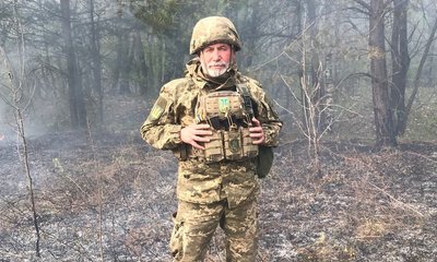 Загинув через скид дрона рятуючи пораненого побратима: у Чернівцях прощалися з полеглим на війні ексдепутатом Сірманом Загинув через скид дрона рятуючи пораненого побратима: у Чернівцях прощалися з полеглим на війні ексдепутатом Сірманом