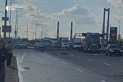 У Дарницькому районі Києва посеред дороги впали уламки дрона. Є поранені У Дарницькому районі Києва посеред дороги впали уламки дрона. Є поранені