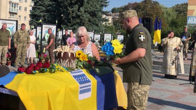 Із солдатом Максимом Лагерєвим попрощалися у Рівному Із солдатом Максимом Лагерєвим попрощалися у Рівному