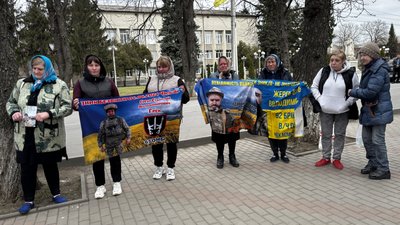 "Чекаємо. Віримо. Боремося": на Вінниччині провели мирну акцію на підтримку полонених і зниклих безвісти "Чекаємо. Віримо. Боремося": на Вінниччині провели мирну акцію на підтримку полонених і зниклих безвісти
