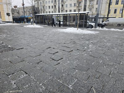 На Майдані Небесної Сотні у Вінниці почали усувати недоліки після ремонту На Майдані Небесної Сотні у Вінниці почали усувати недоліки після ремонту