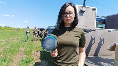 У Полтаві волонтери передали прожектори мобільній вогневій групі ППО, аби збивати БпЛА У Полтаві волонтери передали прожектори мобільній вогневій групі ППО, аби збивати БпЛА
