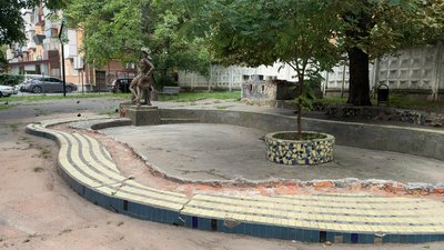 «Скульптуру ніхто не планував зносити»: у Хмельницькому ремонтують стінку біля барона Мюнхгаузена «Скульптуру ніхто не планував зносити»: у Хмельницькому ремонтують стінку біля барона Мюнхгаузена