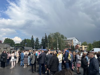 Близько 200 людей зібралися під Свято-Миколаївським собором, аби протестувати щодо анонсованого приїзду Онуфрія Близько 200 людей зібралися під Свято-Миколаївським собором, аби протестувати щодо анонсованого приїзду Онуфрія