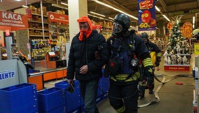 Імітація влучання ракети: у черкаському ТРЦ вчились реагувати на надзвичайну ситуацію Імітація влучання ракети: у черкаському ТРЦ вчились реагувати на надзвичайну ситуацію