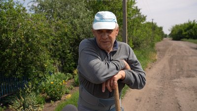 "Тільки почнуть бомбити більше – будемо тікати". Як живуть останні люди в прифронтовій Яблунівці на Дніпропетровщині "Тільки почнуть бомбити більше – будемо тікати". Як живуть останні люди в прифронтовій Яблунівці на Дніпропетровщині