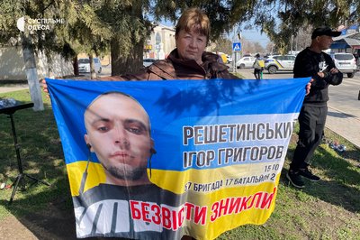 У Березівці на Одещині відкрили "Дерево Надії" на підтримку полонених і зниклих безвісти військових У Березівці на Одещині відкрили "Дерево Надії" на підтримку полонених і зниклих безвісти військових