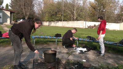 Поділись теплом: як пластуни виготовляють окопні свічки на Рівненщині Поділись теплом: як пластуни виготовляють окопні свічки на Рівненщині