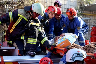 Рятувальники дістали з-під завалів поранену жінку. В Соломʼянському районі Києва 17 червня склався цілий підʼїзд після влучання російської ракети Рятувальники дістали з-під завалів поранену жінку. В Соломʼянському районі Києва 17 червня склався цілий підʼїзд після влучання російської ракети