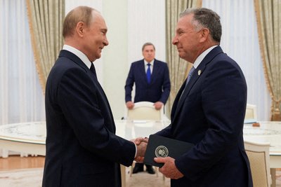 Лідер Росії Володимир Путін вітає спецпосланця президента США Стіва Віткоффа в Кремлі. Москва, Росія, 6 серпня 2025 року Лідер Росії Володимир Путін вітає спецпосланця президента США Стіва Віткоффа в Кремлі. Москва, Росія, 6 серпня 2025 року