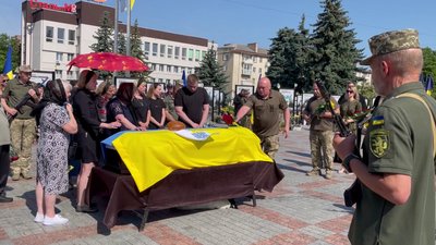 "У нього очі завжди світилися": з сержантом Сергієм Дударем попрощались у Рівному "У нього очі завжди світилися": з сержантом Сергієм Дударем попрощались у Рівному