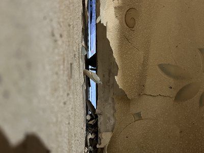 Мешканці будинку на Баленка, 7А, у Полтаві живуть в аварійному під’їзді після обстрілу 1 лютого 2025-го Мешканці будинку на Баленка, 7А, у Полтаві живуть в аварійному під’їзді після обстрілу 1 лютого 2025-го