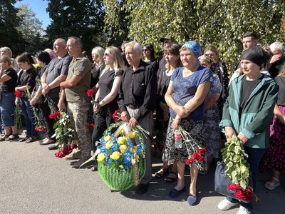 У Полтаві прощаються з шістьма загиблими від ракетного обстрілу 3 вересня У Полтаві прощаються з шістьма загиблими від ракетного обстрілу 3 вересня