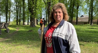 Марія Шаповал, прибирання парку, палац, Тернопільщина Марія Шаповал, прибирання парку, палац, Тернопільщина