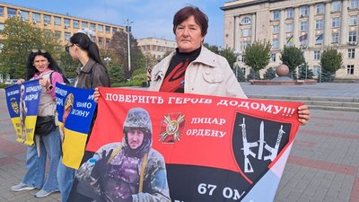 «Віримо, надіємося, чекаємо»: у Черкасах відбулася акція «Не мовчи — полон вбиває» «Віримо, надіємося, чекаємо»: у Черкасах відбулася акція «Не мовчи — полон вбиває»