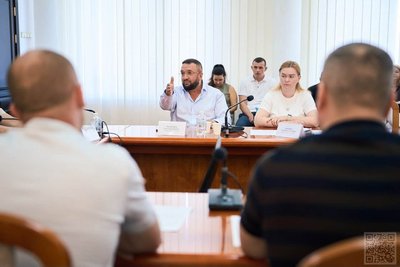 Після протесту у Рівному ОДА зібрала представників митниці та льонокомбінату для вирішення суперечки Після протесту у Рівному ОДА зібрала представників митниці та льонокомбінату для вирішення суперечки