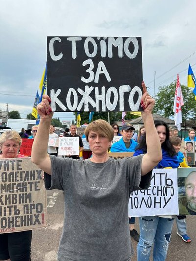“Живемо від обміну до обміну”: родини оборонців Маріуполя з Кролевця влаштовують акції в підтримку полонених “Живемо від обміну до обміну”: родини оборонців Маріуполя з Кролевця влаштовують акції в підтримку полонених