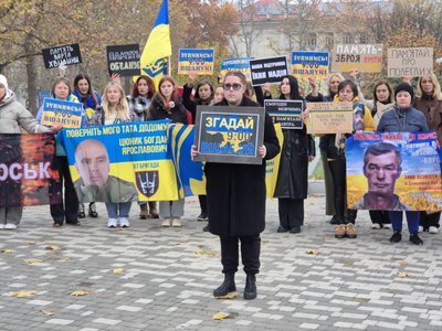 Люди під час хвилини мовчання у Миколаєві Люди під час хвилини мовчання у Миколаєві