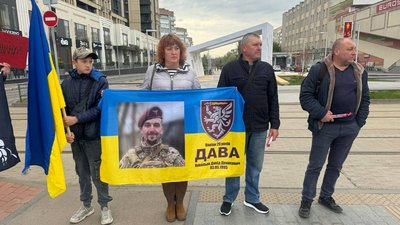 У Вінниці під час хвилини мовчання вшанували полеглого Давида Ковальова на псевдо "Дава" У Вінниці під час хвилини мовчання вшанували полеглого Давида Ковальова на псевдо "Дава"