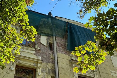 Частина фасаду драмтеатру у Чернівцях, яка осипається Частина фасаду драмтеатру у Чернівцях, яка осипається