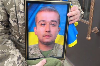 “Він здійснював прикриття”: у Сумах попрощалися з воїном Сергієм Степанюком “Він здійснював прикриття”: у Сумах попрощалися з воїном Сергієм Степанюком