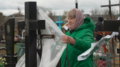 Як прикрашають могильні хрести на Рівненському Поліссі