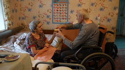 Сум'янин шиє балаклави та плете сітки для ЗСУ
