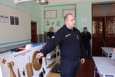 Рятувальники провели заняття з мінної безпеки у двох школах Київщини Рятувальники провели заняття з мінної безпеки у двох школах Київщини