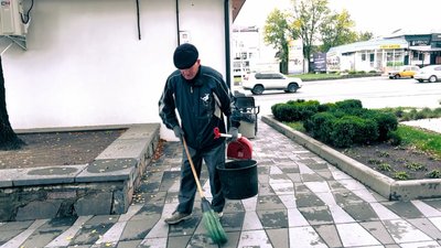 «Прибираю, поки ноги носять»: 83-річний Михайло Возний із Малина працює двірником
