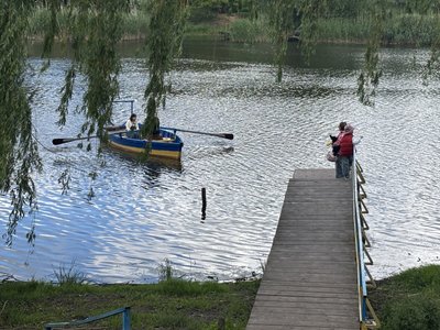 Сполучає два райони: у Первомайську курсує човен, яким ветерани перевозять місцевих жителів Сполучає два райони: у Первомайську курсує човен, яким ветерани перевозять місцевих жителів