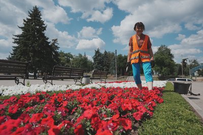 працівниця комунальної служби в Ізюмі, яка доглядає за квітами працівниця комунальної служби в Ізюмі, яка доглядає за квітами