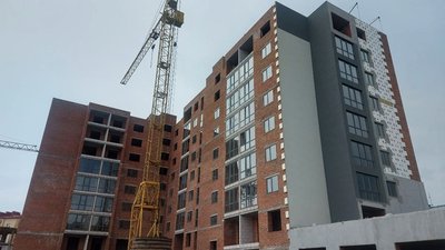 У Старокостянтинові попри обстріли будують чотири новобудови