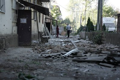 Дев'ять загиблих та потрощені будинки. Фоторепортаж з місця удару РФ по Дніпру