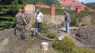 Працівники водоканалу приїхали ремонтувати мережу на третій день після пориву Працівники водоканалу приїхали ремонтувати мережу на третій день після пориву