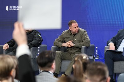 Колишній керівник Офісу президента України Андрій Єрмак (в центрі) під час форуму "Україна. Рік 2025", присвяченому оборонній стратегії, міжнародній підтримці та санкційній політиці. Київ, 23 лютого 2025 року Колишній керівник Офісу президента України Андрій Єрмак (в центрі) під час форуму "Україна. Рік 2025", присвяченому оборонній стратегії, міжнародній підтримці та санкційній політиці. Київ, 23 лютого 2025 року