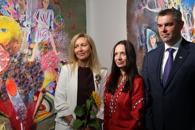 Ірина Грицька, Тетяна Подольська та посол України в Естонії на виставці художній Ірина Грицька, Тетяна Подольська та посол України в Естонії на виставці художній