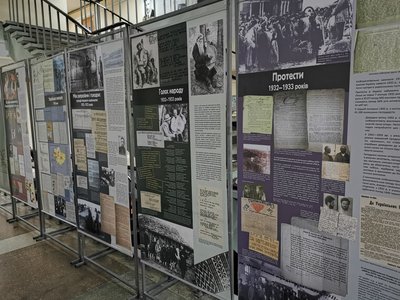 90-і роковини Голодомору: на Житомирщині відкрили тематичні виставки та вшанували пам'ять загиблих від голоду 90-і роковини Голодомору: на Житомирщині відкрили тематичні виставки та вшанували пам'ять загиблих від голоду