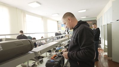 У вінницькому коледжі вироблять зарядні станції та павербанки для оборонців У вінницькому коледжі вироблять зарядні станції та павербанки для оборонців