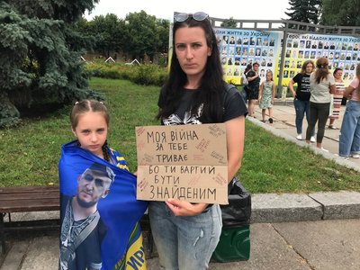 Пам'ятаємо про теракт в Оленівці — в Житомирі провели акцію на підтримку військовополонених та зниклих безвісти Пам'ятаємо про теракт в Оленівці — в Житомирі провели акцію на підтримку військовополонених та зниклих безвісти