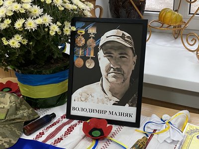 У Полтаві відкрили меморіальну дошку навіднику Володимиру Мазняку У Полтаві відкрили меморіальну дошку навіднику Володимиру Мазняку