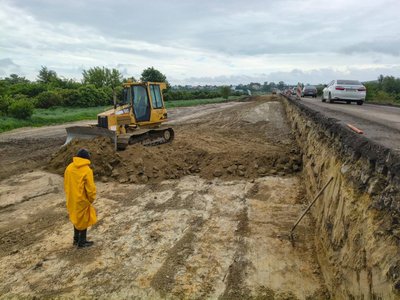 На Львівщині під асфальтом знайшли базальтову бруківку першої третини ХХ століття На Львівщині під асфальтом знайшли базальтову бруківку першої третини ХХ століття