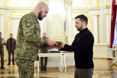 Президент вручив "Хрест бойових заслуг" командиру з Полтавщини: Іван Козін став першим триразовим кавалером Президент вручив "Хрест бойових заслуг" командиру з Полтавщини: Іван Козін став першим триразовим кавалером