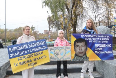 Як в Охтирці зустрічали звільнених з полону українців Як в Охтирці зустрічали звільнених з полону українців