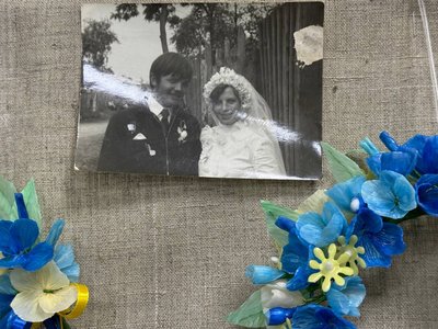У селі Слоут на Сумщині майстрині створюють весільні воскові віночки. Репортаж У селі Слоут на Сумщині майстрині створюють весільні воскові віночки. Репортаж