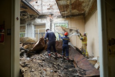 Рятувальники ДСНС, які залучені до консервації будівлі худмузею Рятувальники ДСНС, які залучені до консервації будівлі худмузею