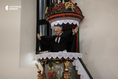 Єпископ Закарпатської реформатської церкви (церква угорців Закарпаття) Зан-Фабіан в храмі у селі Вари Берегівської громади, 29 березня 2026 року Єпископ Закарпатської реформатської церкви (церква угорців Закарпаття) Зан-Фабіан в храмі у селі Вари Берегівської громади, 29 березня 2026 року